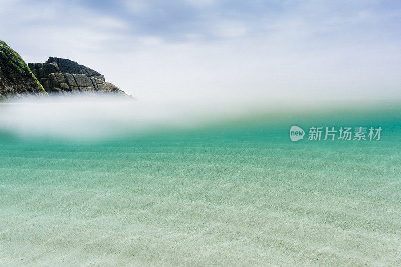 在水下，在水上，康沃尔的Pedn Vounder海滩